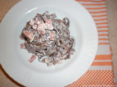 TAGLIATELLE AL CACAO CON PANNA E PROSCIUTTO