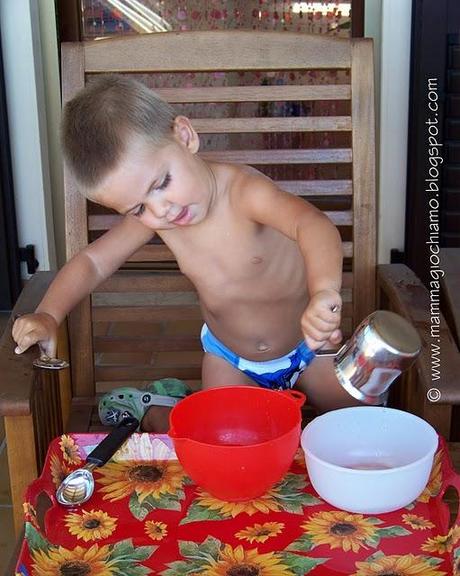 Attività di vita prativa: travasi con acqua.....in coppia!