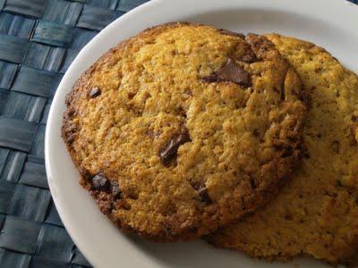 Immagine peanut butter cookies, cioè biscotti al burro di arachidi, con l'aggiunta di gocce di cioccolato