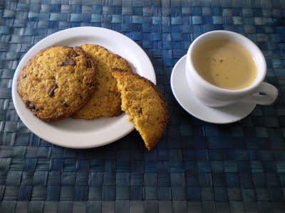 Immagine peanut butter cookies, cioè biscotti al burro di arachidi, con l'aggiunta di gocce di cioccolato