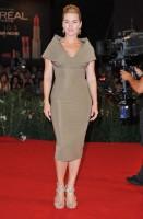 kate winslet - victoria beckham (scarpe jimmy choo)