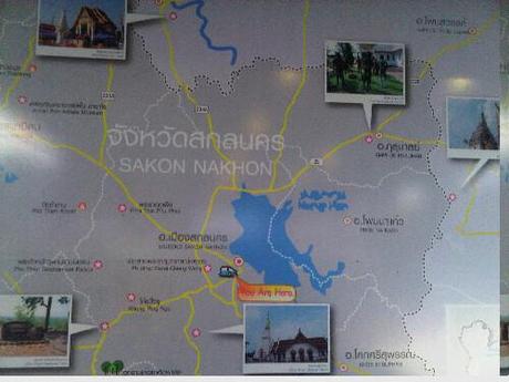 You are here.

Sono qui, ma dove?

Sakon Nakhon e’ una provincia del nord-est della Thailandia confinante con il Laos. 

Sono le 6 del mattino e Mueong Sakon Nakhon (questo e’ il nome quasi impronunciabile della cittadina in cui mi trovo) e’ gia’ attiva. Gente che va e viene, autobus d’altri tempi in attesa di partire per i diversi villaggi della Provincia.

Prossima tappa: il mercato!

E’ strana la sensazione del “fenomeno da baraccone” che un occidentale puo’ provare in certe zone di questo paese.
Andrea in Thailandia