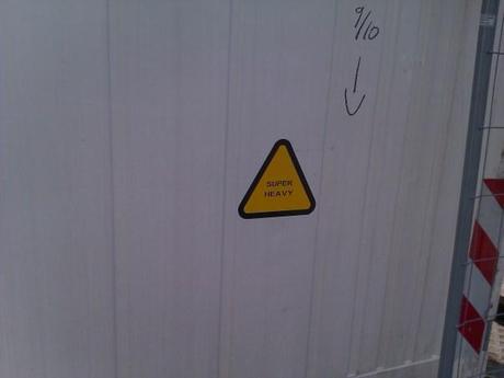 Una foto di uno sticker su un container all'esterno della DTU