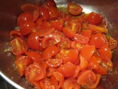 Paccheri al nero di seppia, pomodorini e ...mazzancole...olè!!!!