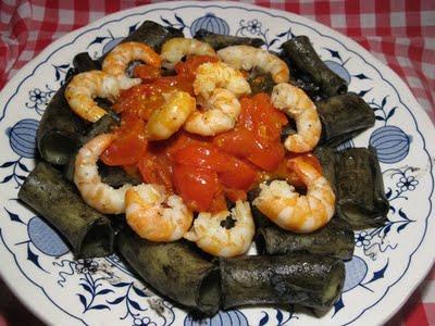 Paccheri al nero di seppia, pomodorini e ...mazzancole...olè!!!!