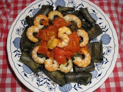 Paccheri al nero di seppia, pomodorini e ...mazzancole...olè!!!!