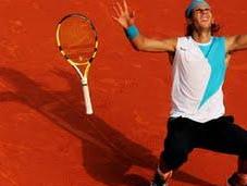 Giornalisti imperterriti mentre Rafael Nadal sente male