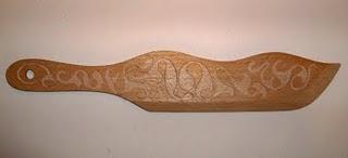Pugnale in legno decorato da nodi celtici