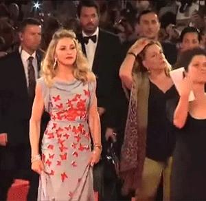 Venezia: Madonna schifa le ortensie ed è investita sul red carpet da una donna