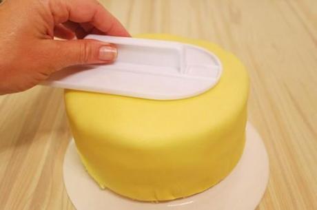 TUTORIAL: come rivestire una torta con pasta di zucchero – parte II