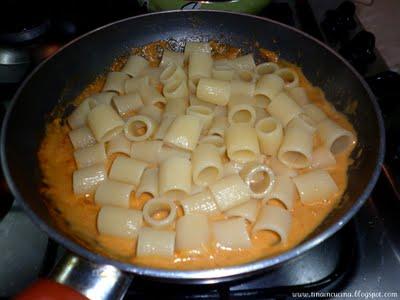 MEZZI RIGATONI CON CREMA DI PEPERONI