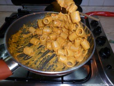 MEZZI RIGATONI CON CREMA DI PEPERONI