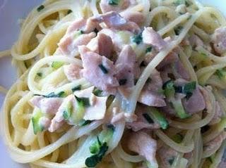 SPAGHETTI SALMONE E ZUCCHINE CON UNA GOCCIA DI GORGONZOLA