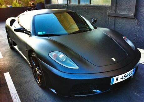 Meglio una Bmw elettrica a meno di 40.000 € o una Ferrari completamente rivestita in pelle?