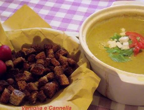 Zuppa di verdura con crumble di pane piccante