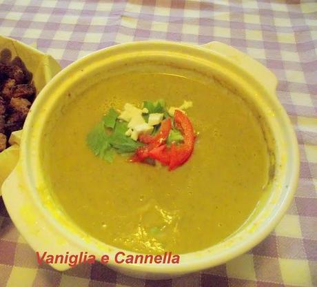 Zuppa di verdura con crumble di pane piccante