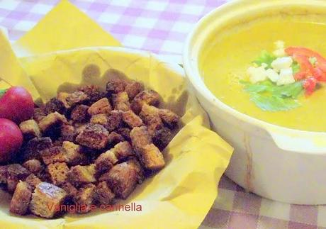 Zuppa di verdura con crumble di pane piccante