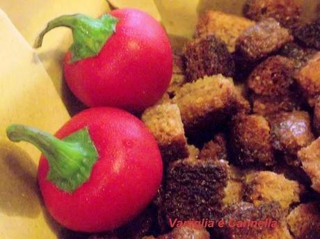 Zuppa di verdura con crumble di pane piccante