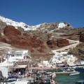 Il porticciolo di Ammoudi. In alto, Oia.