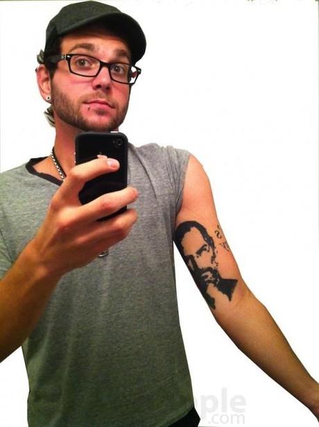 Ex-dipendente Apple si tatua la famosa immagine di Steve Jobs sul braccio