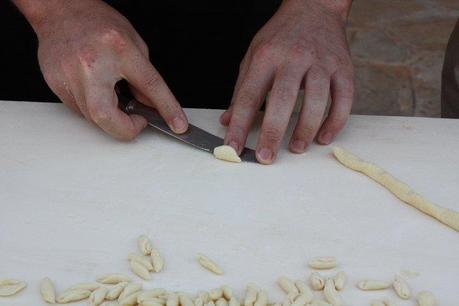 Laboratorio didattico in masseria: le mani in pasta