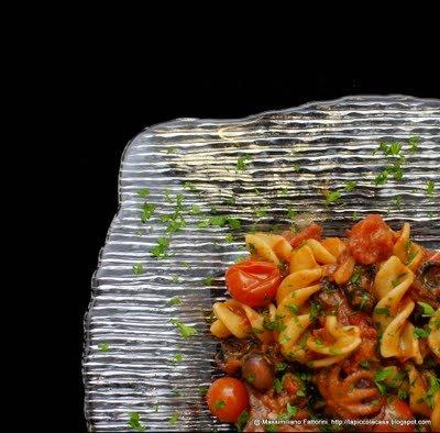 la pasta gustosa: fusilloni  di kamut con polipetti, capperi di pantelleria e pomodorini