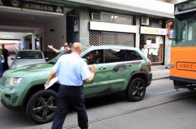 Milano da pere: Lapo Elkann blocca il tram