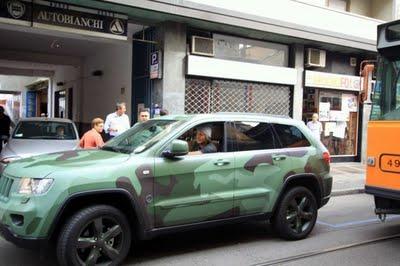 Milano da pere: Lapo Elkann blocca il tram