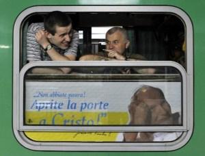 Treni gratis per seguire il Papa, l’ultima beffa