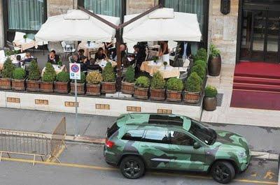 Il Suv mimetico di Lapo Elkann combina un mezzo casino anche a Torino!