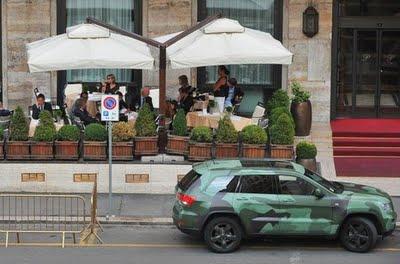 Il Suv mimetico di Lapo Elkann combina un mezzo casino anche a Torino!