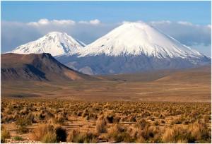 Sfere di luce fuoriescono dal vulcano Parinacota