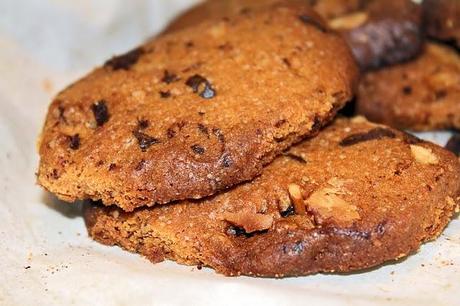 Biscotti al caramello, noci macadamia e cioccolato.