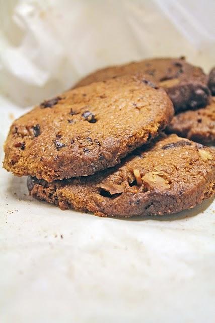 Biscotti al caramello, noci macadamia e cioccolato.