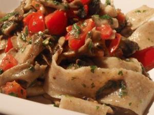 Pappardelle ai funghi e pomodorini marinati