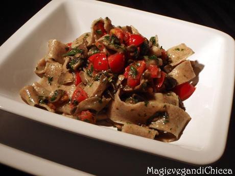 Pappardelle ai funghi e pomodorini marinati