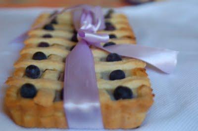 Guest post da Laura Ricevere con stile: crostata con fiori di mirtilli e ciliegio!