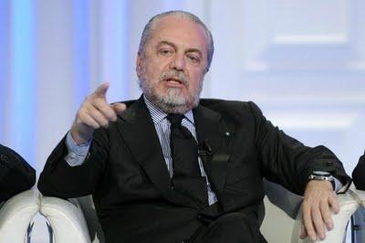 De Laurentiis minaccia i giocatori del Napoli: chi si toglierà la maglia salterà 3 partite