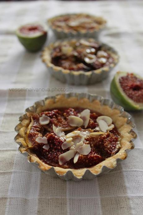 crostatine con fichi, miele e mandorle