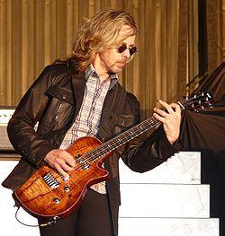 http://upload.wikimedia.org/wikipedia/commons/thumb/b/b5/TommyShaw.JPG/250px-TommyShaw.JPG