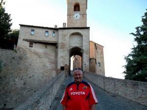 Montegridolfo - Il nostro Giuseppe Floriano Bonanno sulla rampa di accesso al borgo Montegridolfo, Montebello, Mondaino, San Leo: Percorsi Alternativi di Romagna