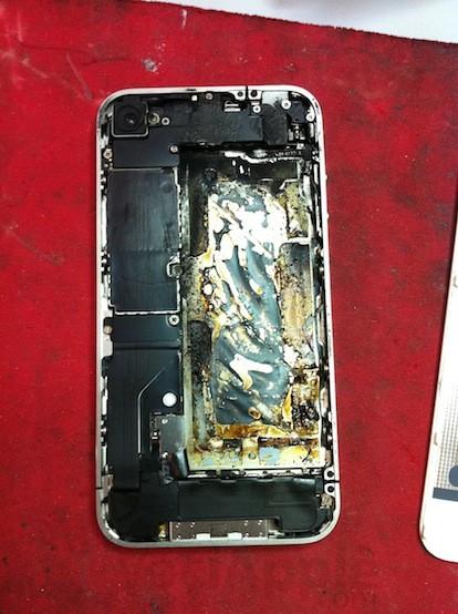 Esploso iPhone 4 Bianco durante una chiamata, verità o bufala per guadagnarci su?