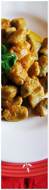 Gnocchi scuri di pane ai cereali: come si ricicla un pane mal riuscito con un po' di fantasia