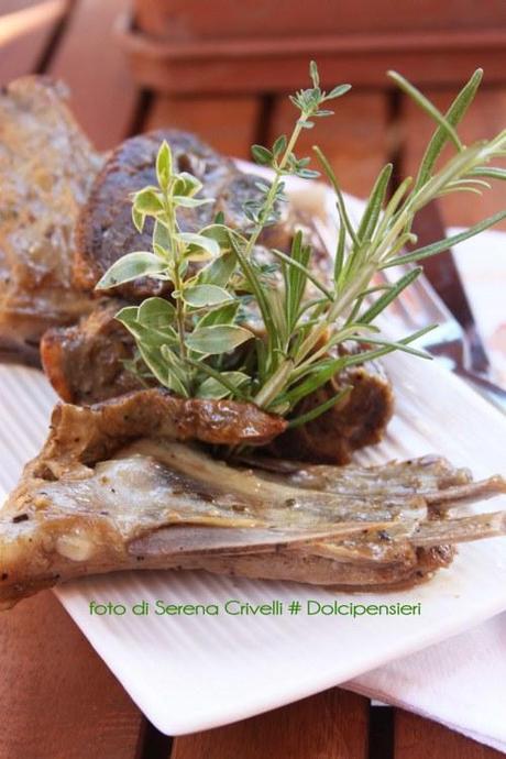 AGNELLO AL FORNO AL PROFUMO DI ROSMARINO E AGLIO di Dolcipensieri