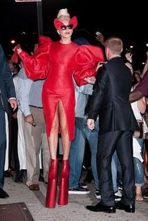 Lady Gaga sulla passerella fa vedere pure quella...