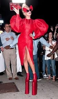 Lady Gaga sulla passerella fa vedere pure quella...