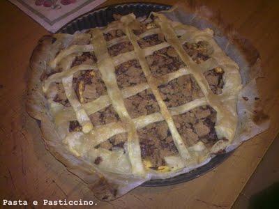 TORTA DI SFOGLIA ALLE PESCHE, CIOCCOLATO E CRUMBLE DI BISCOTTI ALLA CANNELLA