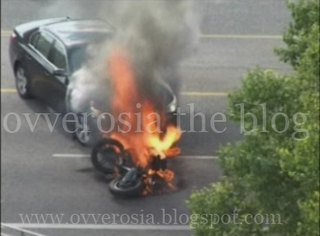 Uomo bloccato sotto auto in fiamme: Salvo (VIDEO)