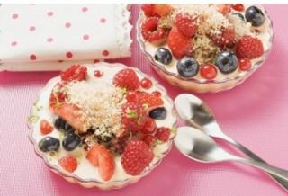 Coppe di yogurt e frutta