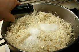 preparazione risotto con champagne e parmigiano